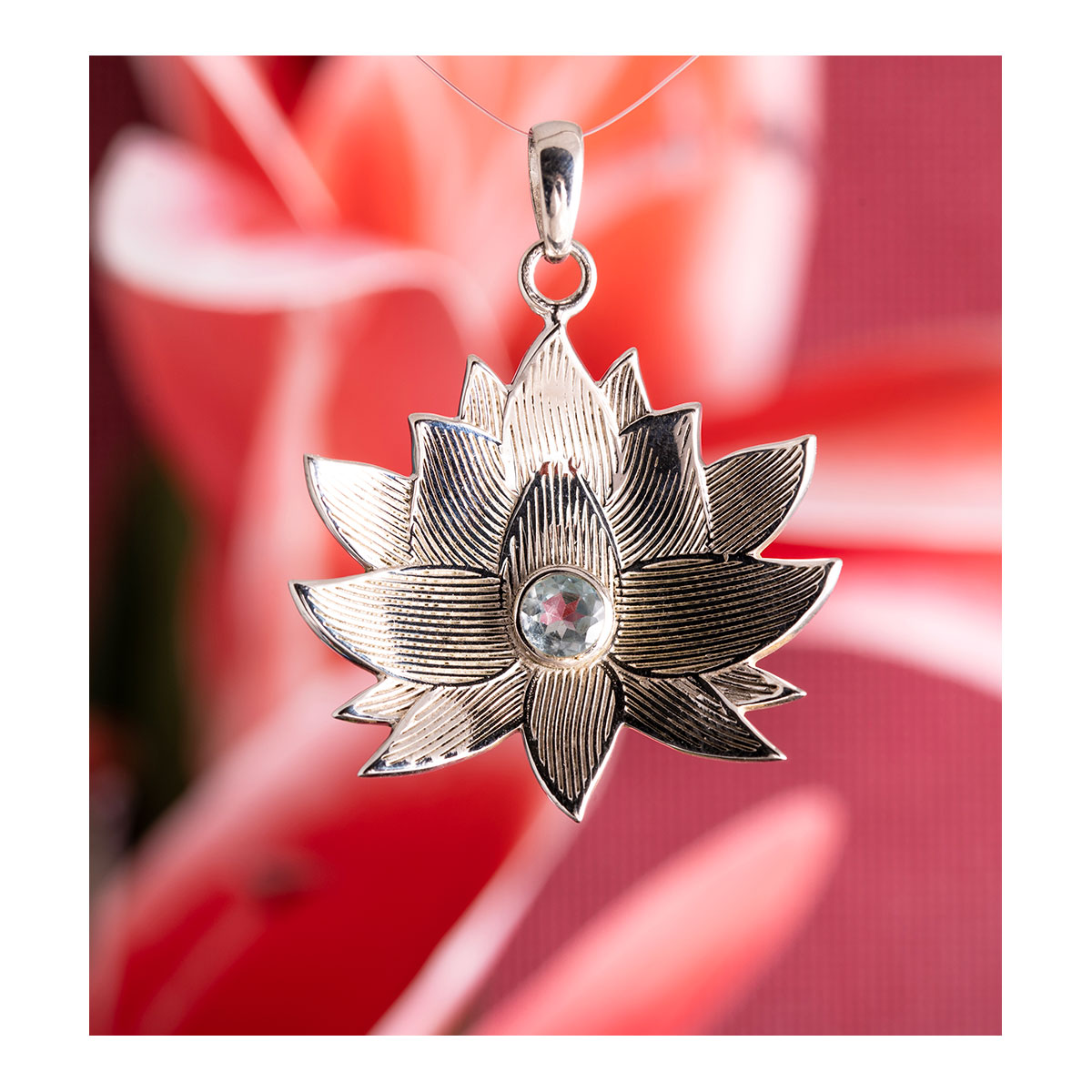 Kettenanhänger Lotusblüte mit blauem Topaz